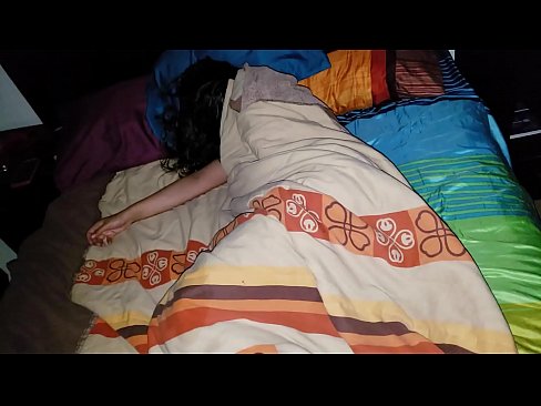 ❤️ Stepson berating a sua jovem madrasta enquanto ela dorme. ❤❌ Sexo superior em nós ﹏